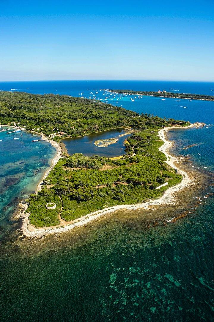 Vue aérienne des Îles de Lérins — Sainte-Marguerite, criques turquoise et forêt