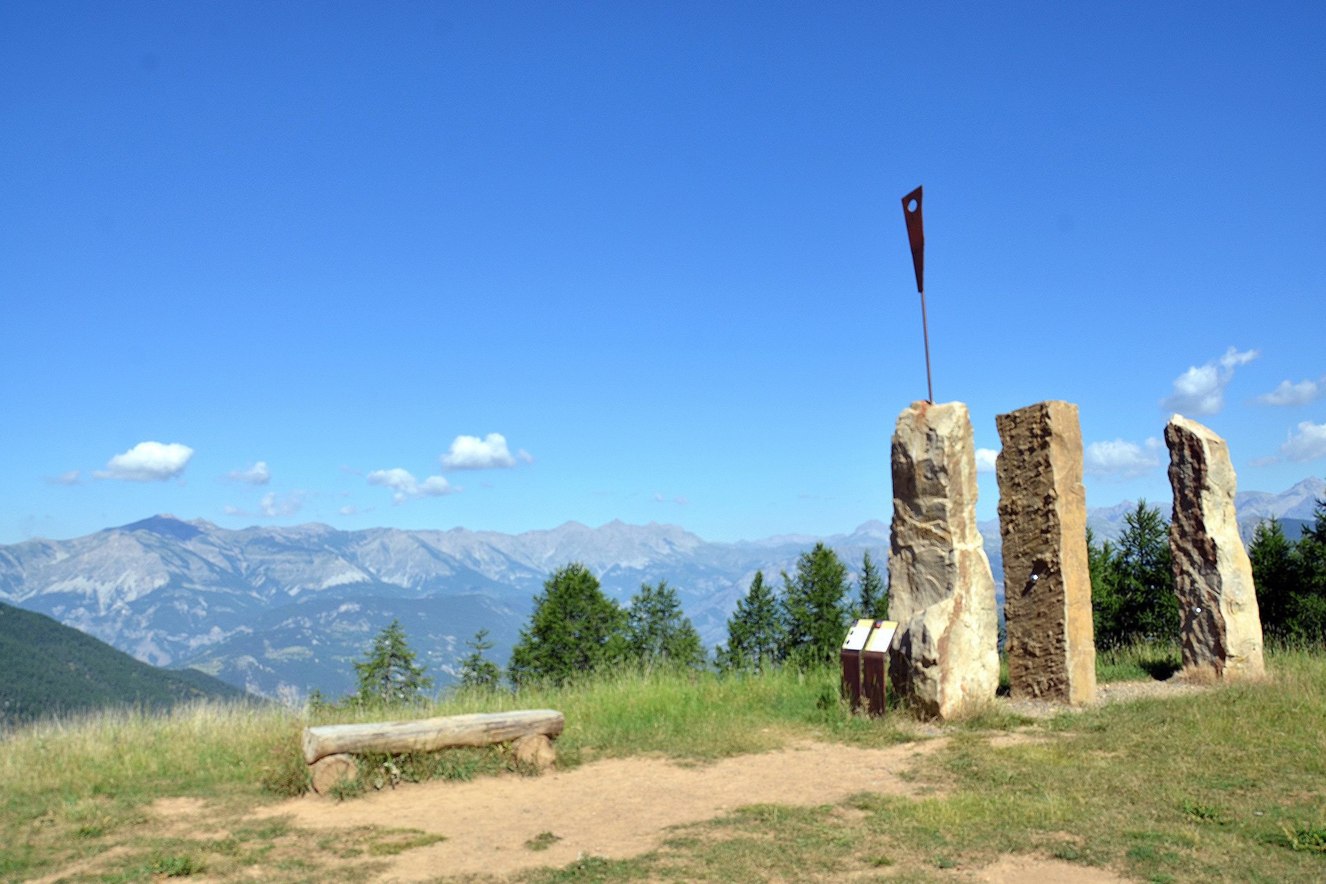 Sculptures monolithes du sentier planétaire de Valberg avec vue sur les Alpes du Mercantour