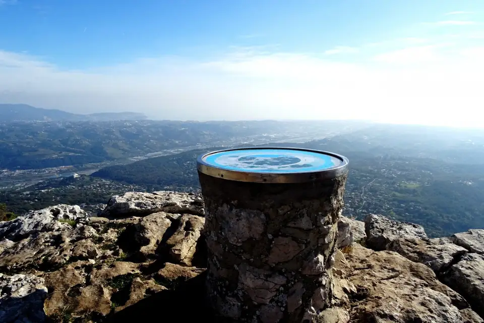 Viewpoint indicator at the summit of the Baou de la Gaude with a panorama over the Var plain and the sea