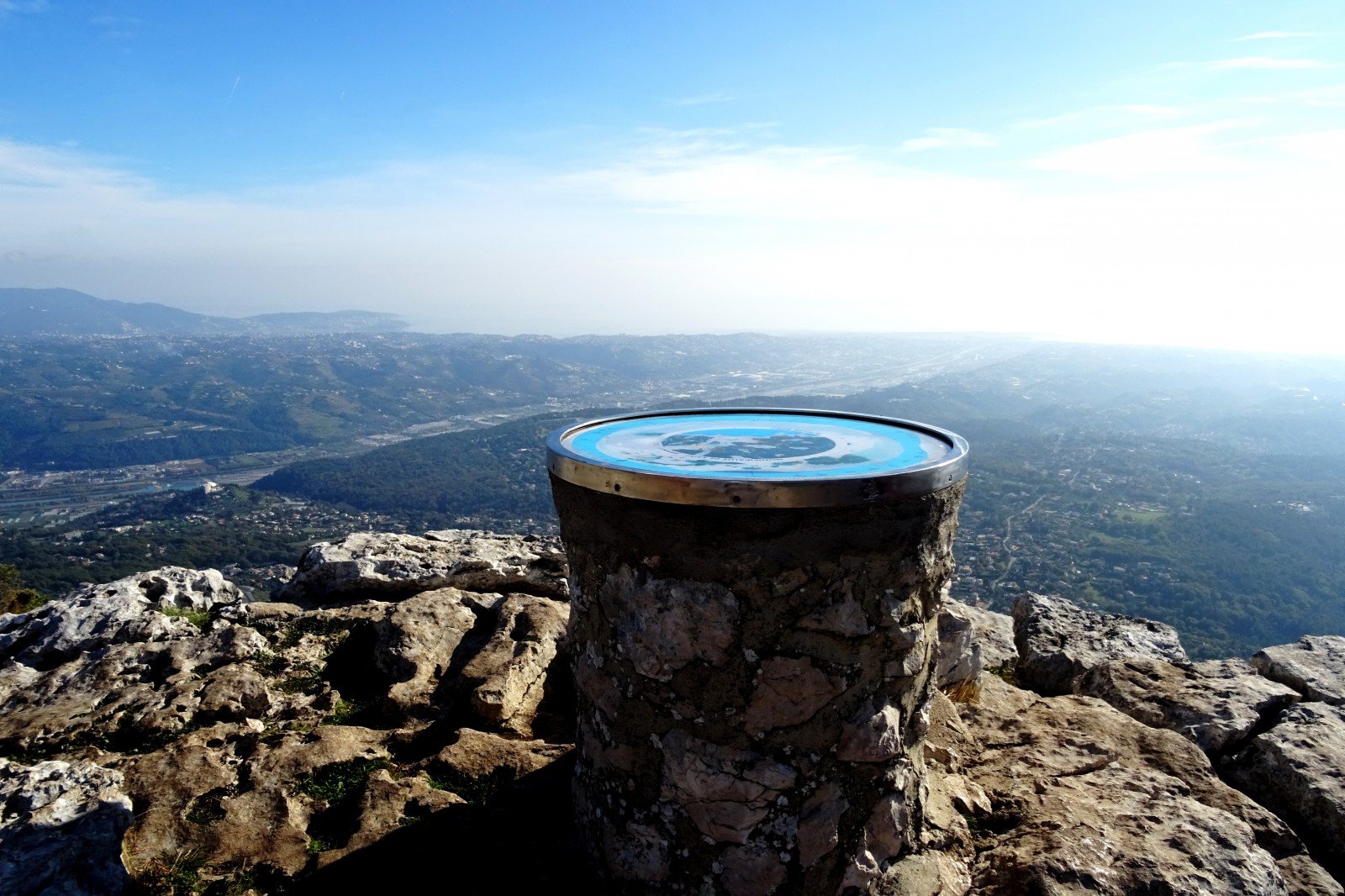 Table d'orientation au sommet du Baou de la Gaude avec panorama sur la plaine du Var et la mer