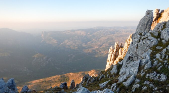 Versant rocheux de la Cime du Cheiron à 1778m dans les Préalpes de Grasse, Alpes-Maritimes