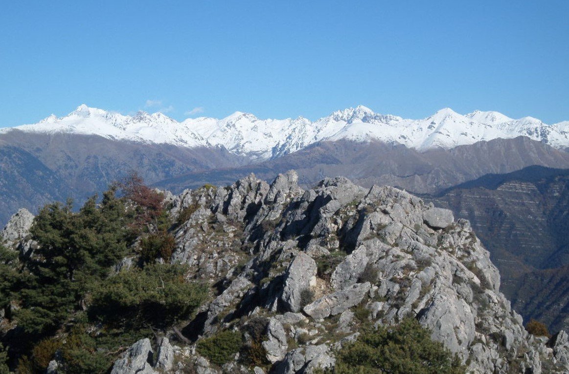 Vue depuis la Cime de Rocca Sièra sur les sommets enneigés du Mercantour dans les Alpes-Maritimes