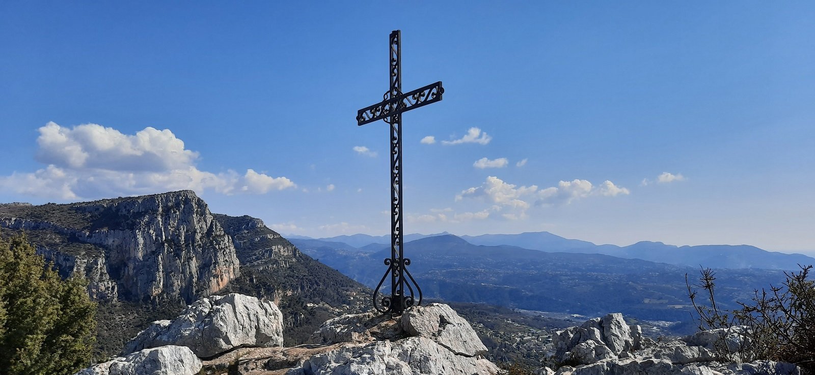 Croix sommitale du Baou des Blancs avec vue sur les Alpes-Maritimes et la Côte d'Azur
