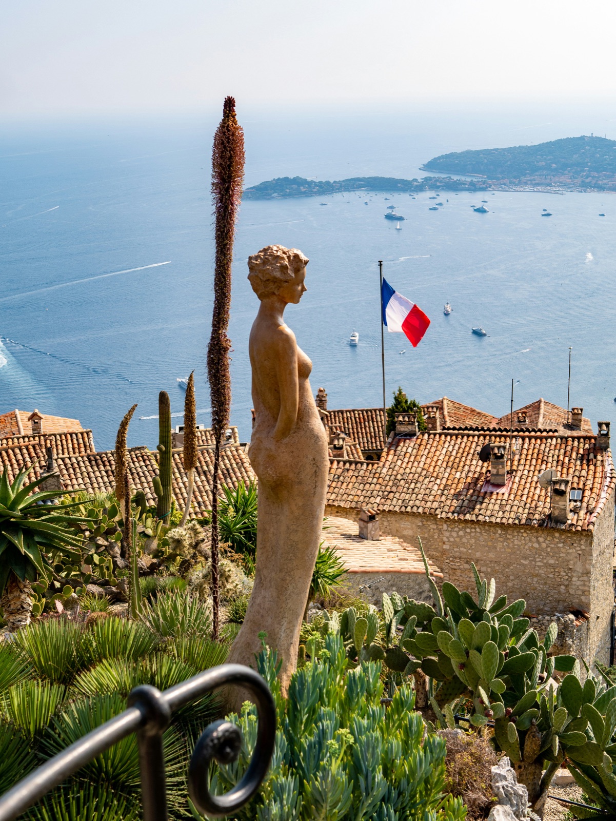 Vue sur Èze et la Méditerranée depuis les hauteurs des Alpes-Maritimes